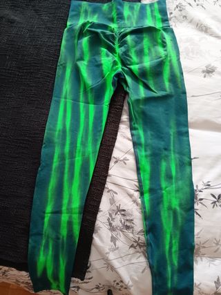 Mallas deportivas verdes y azules