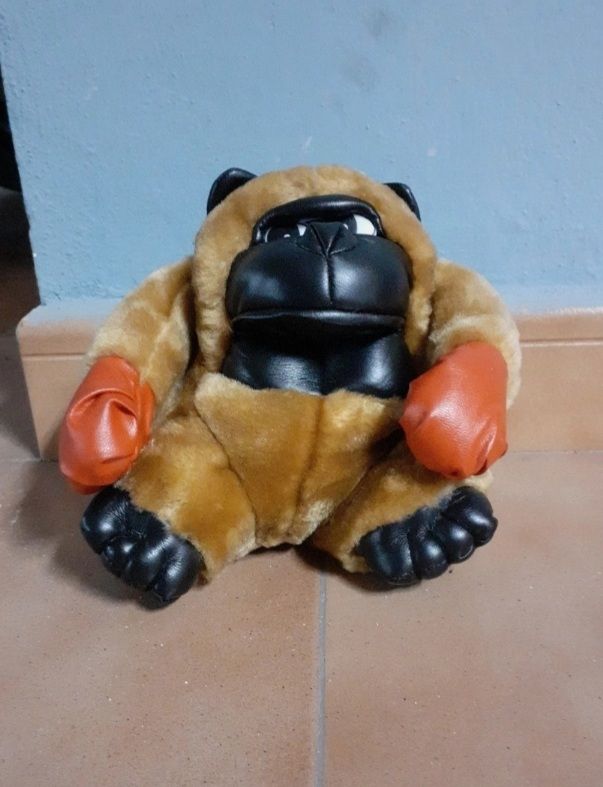 Peluche mono boxeador