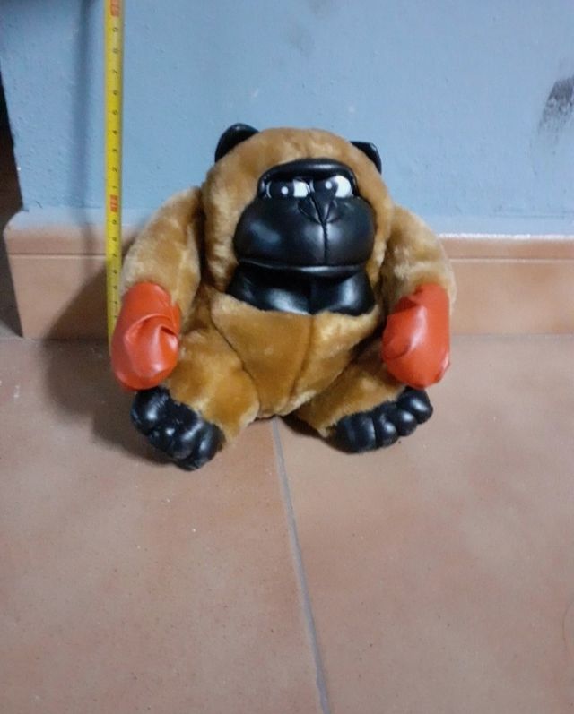 Peluche mono boxeador