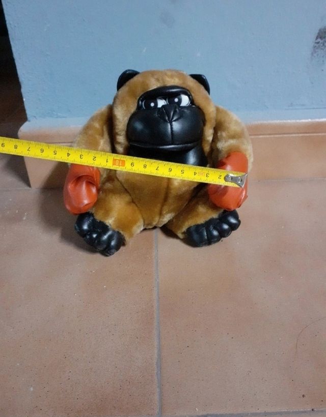 Peluche mono boxeador