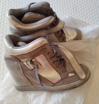 Zapatillas cuña plata-gris