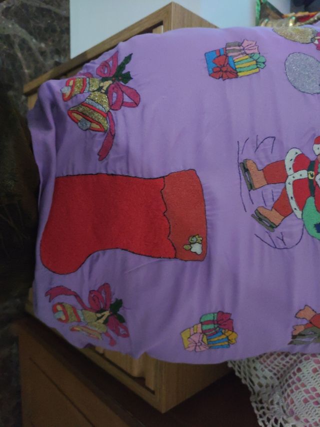 Dos cojines bordados a máquina y uno de ganchillo.