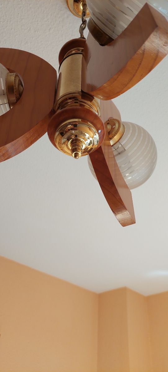 Lámpara madera pino dorada. Muy cuidada ,impecable