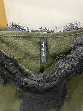 Top Stradivarius negro y verde oliva