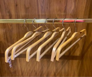 6 Perchas de madera para pantalones