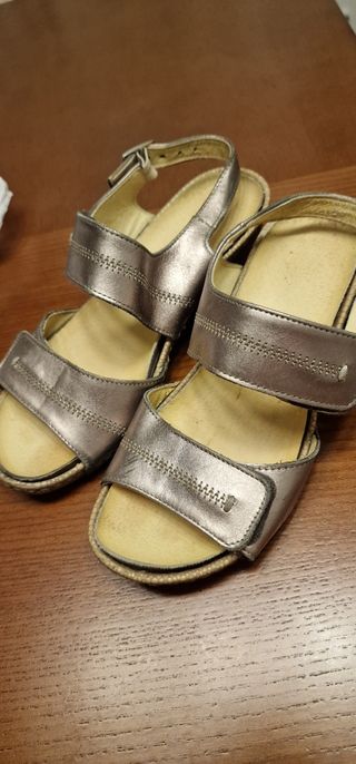 SANDALIAS FLUCHOS rojas y otras Suave doradas