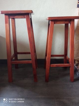 2 taburetes madera marrón