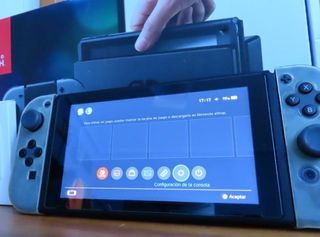 Nintendo Switch V1 cuidada con 2 mandos y extras