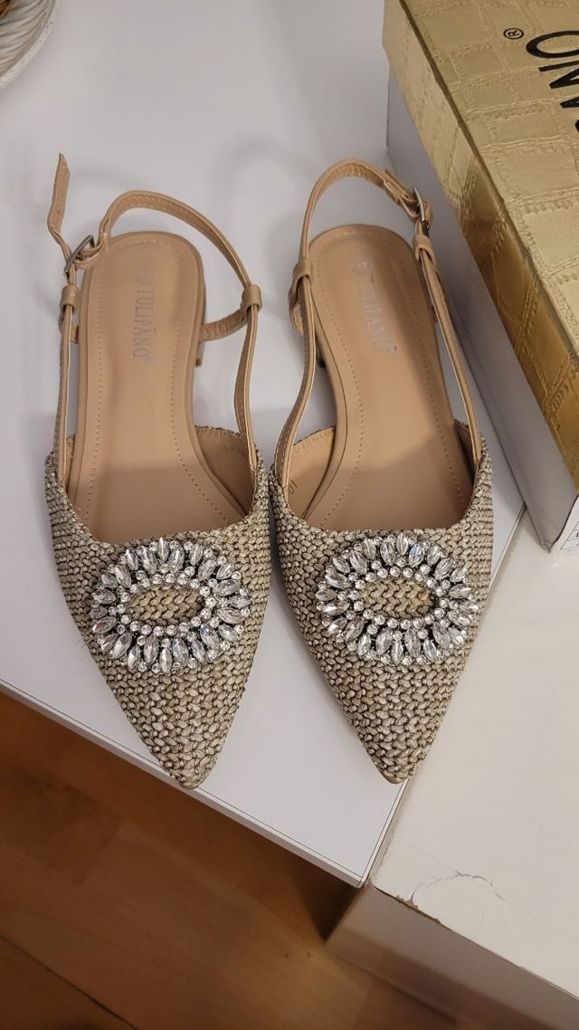 Zapatos Tulipano beige con pedreria sin estrenar!