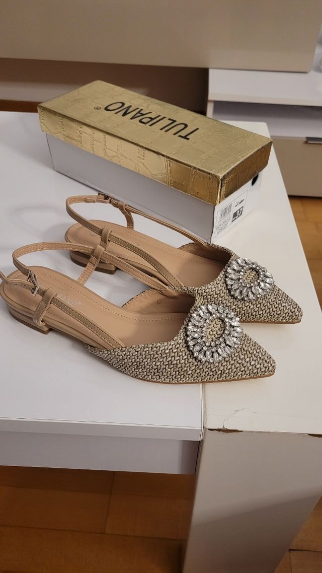 Zapatos Tulipano beige con pedreria sin estrenar!