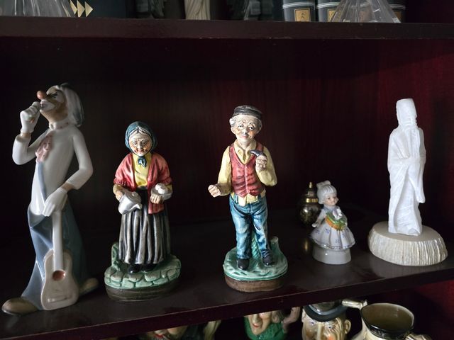 Figuras y jarrones de porcelana, marmol y cerámica