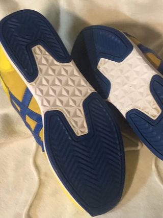 Zapatillas Asics amarillas y azules
