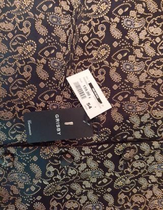 Chaleco negro y dorado de traje 