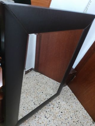 Espejo grande con marco de cuero sintético .