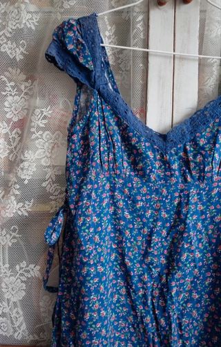 Alegre vestido azul de flores