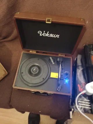 Tocadiscos Voksun portátil marrón