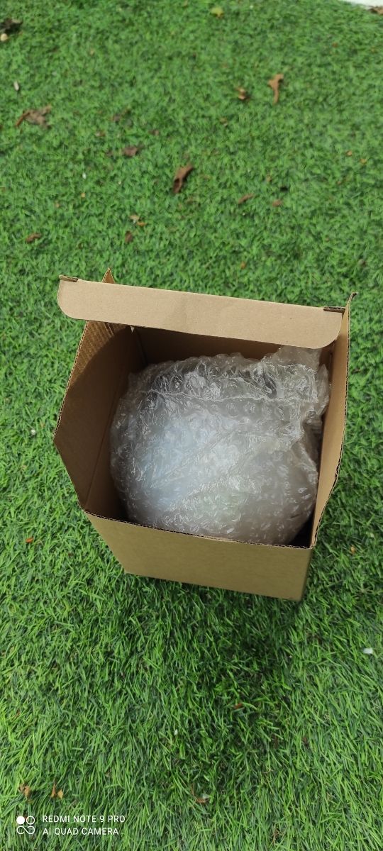 Lámpara colgante dorada y blanca