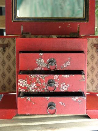 Joyero rojo con muchos departamentos