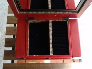 Joyero rojo con muchos departamentos