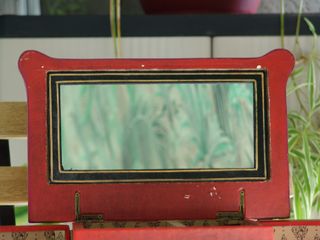 Joyero rojo con muchos departamentos