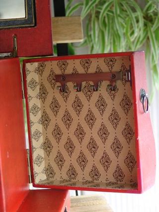 Joyero rojo con muchos departamentos