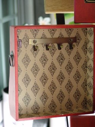 Joyero rojo con muchos departamentos