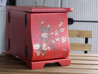 Joyero rojo con muchos departamentos