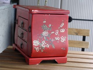 Joyero rojo con muchos departamentos