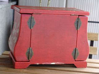 Joyero rojo con muchos departamentos