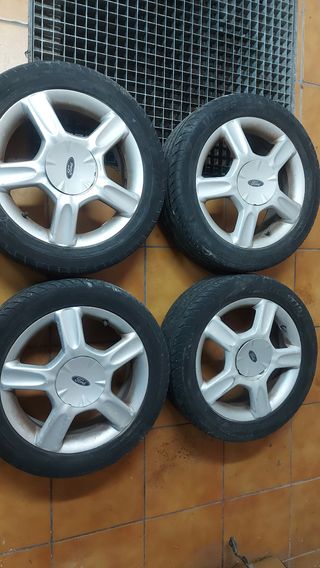 Llantas Ford Focus - 4 unidades con 
Neumaticos 