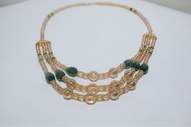 Collar de 3 hileras beige y verde