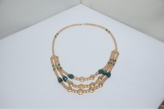 Collar de 3 hileras beige y verde