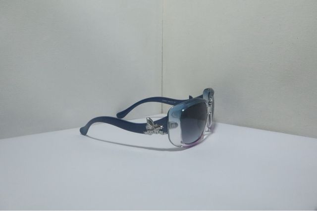 Gafas de sol azules y moradas