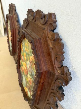 Pareja de marcos octagonales, tallados en madera,