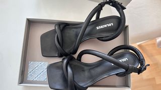 Sandalias Lola Cruz negras tacón medio