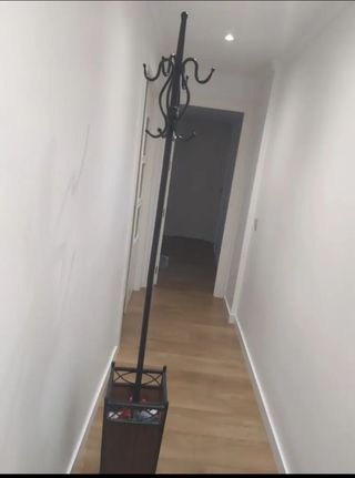 Lote perchero paragüero y descalzadora. .