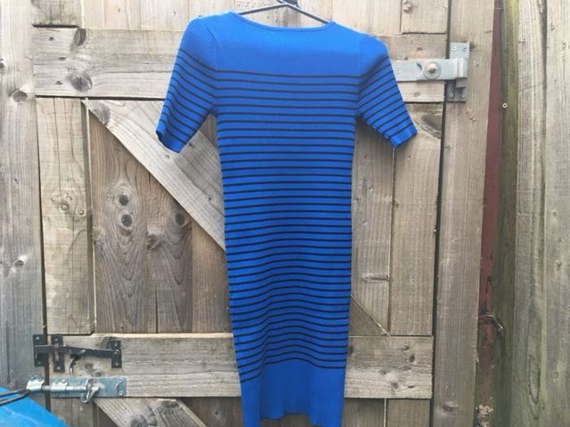 Vestido azul a rayas talla dos elastico, midi
