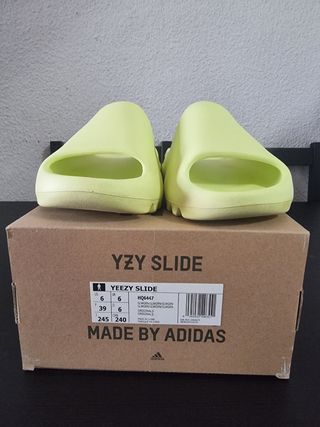 Yeezy Slide 
Talla 39 EU
Green glow
Poco uso