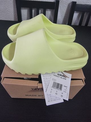 Yeezy Slide 
Talla 39 EU
Green glow
Poco uso