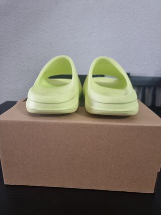 Yeezy Slide 
Talla 39 EU
Green glow
Poco uso