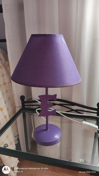 Lampara morada con letra E