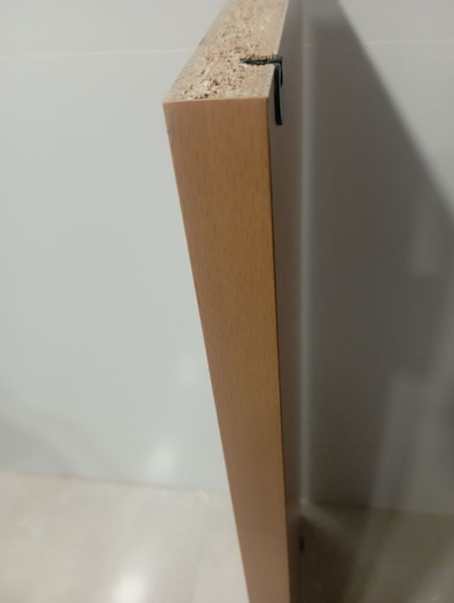 3 Baldas armario madera marrón.