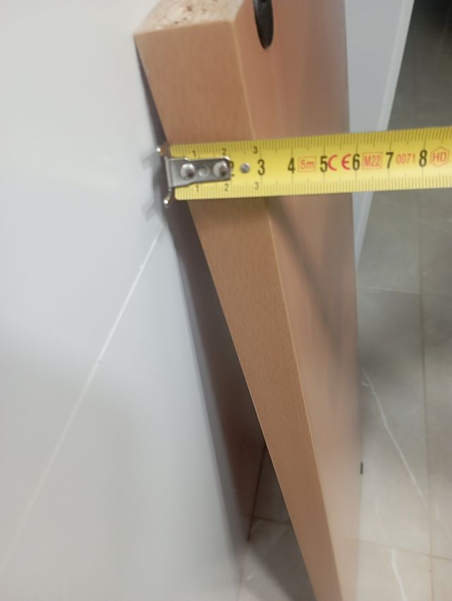 3 Baldas armario madera marrón.