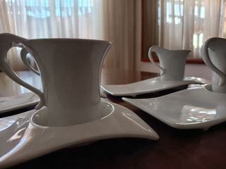 Juego de tazas y platillos blancos