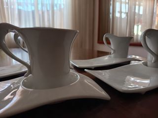 Juego de tazas y platillos blancos