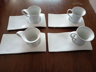 Juego de tazas y platillos blancos