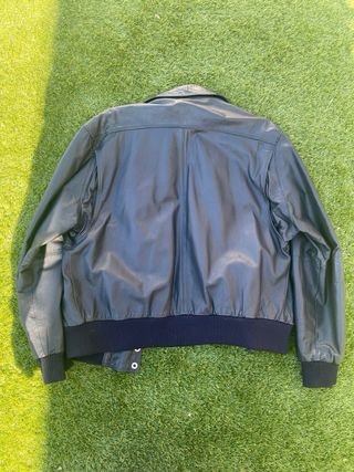 Chaqueta Members Only azul oscuro.