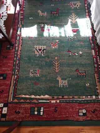 Alfombra étnica verde y roja