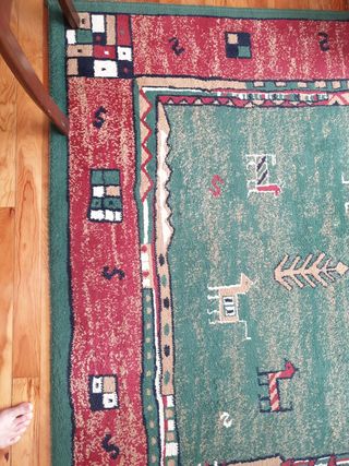 Alfombra étnica verde y roja