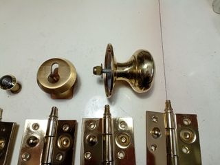 Bisagras, pomo, mirilla, para puerta de entrada